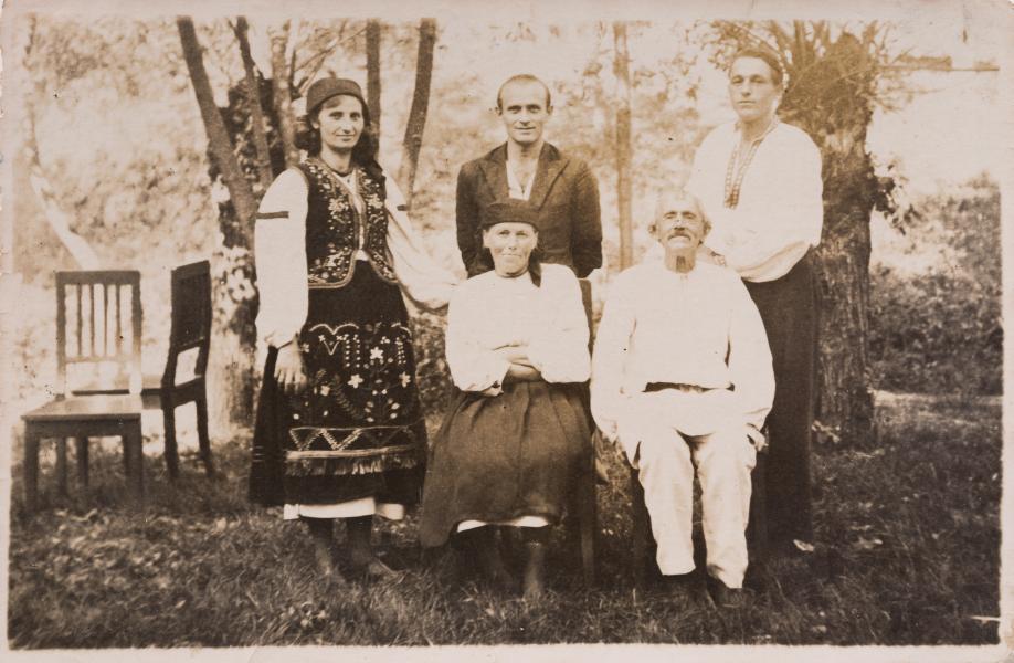 Михайло Зорій в оточенні родини Григорія Крука 1