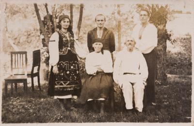 Михайло Зорій в оточенні родини Григорія Крука — невідомий