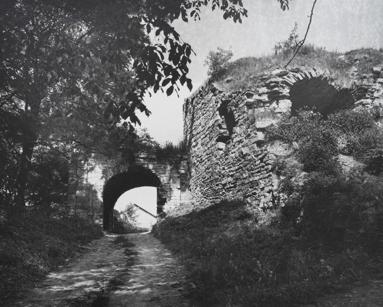 Entrance Gate with Walls (1744)