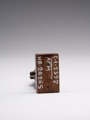 Богиня Ісіда з немовлям Гором на колінах 17