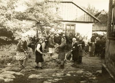 Women Scutching Flax — unknown