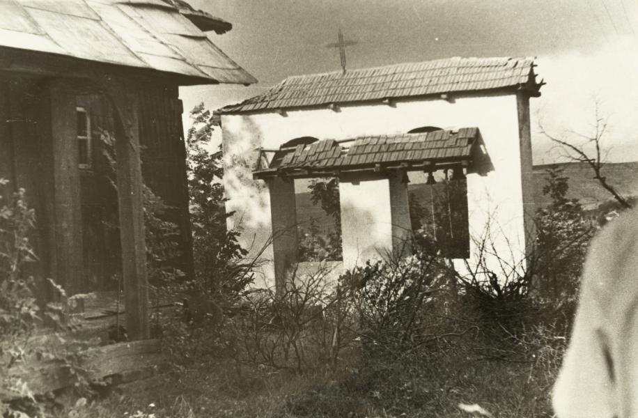 Дзвіниця та дерев’яна церква