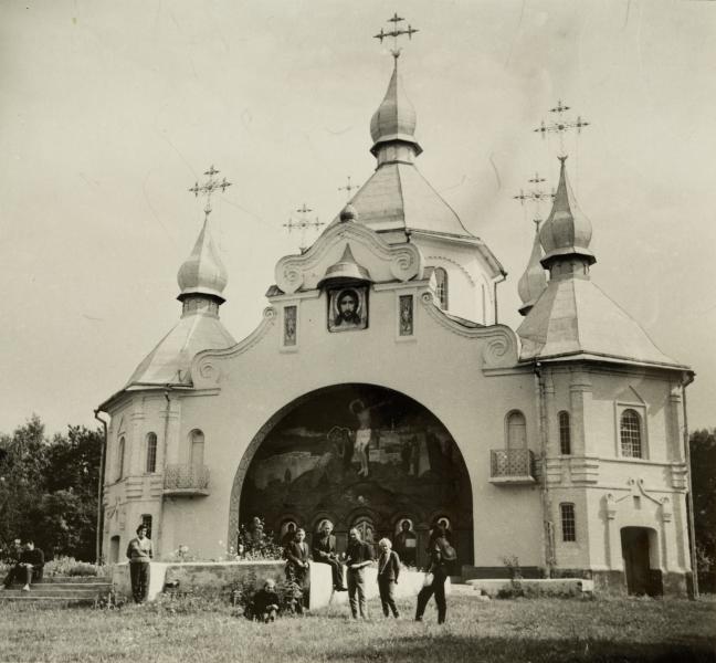 Група осіб з Борисом Возницьким перед Свято-Георгіївським чоловічим монастирем на Козацьких Могилах