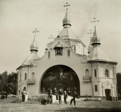 Група осіб з Борисом Возницьким перед Свято-Георгіївським чоловічим монастирем на Козацьких Могилах — невідомий