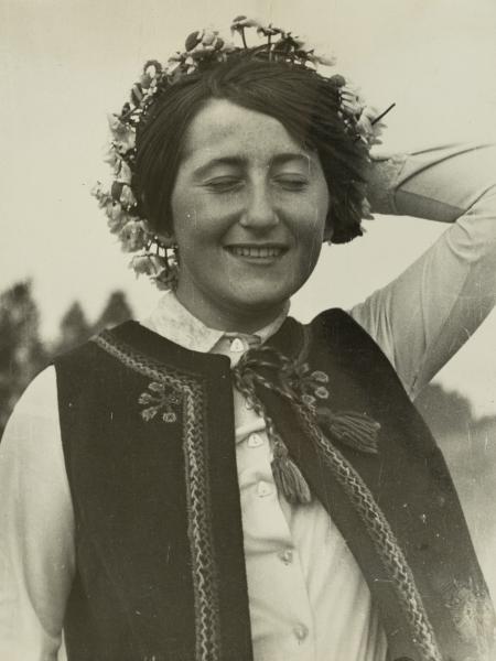 Дівчина у вінку