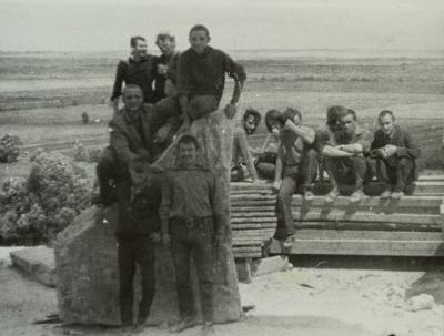 Групова фотографія на тлі монастиря капуцинів — невідомий