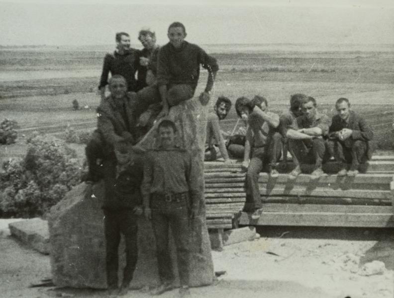 Групова фотографія на тлі монастиря капуцинів